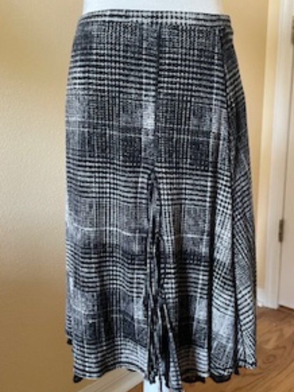 Fuzzi Black/White Skirt with Black Lace Lining - size M
